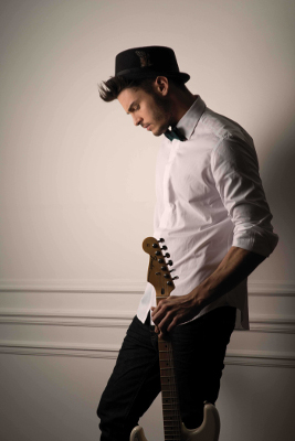 Baptiste Giabiconi debout guitare
