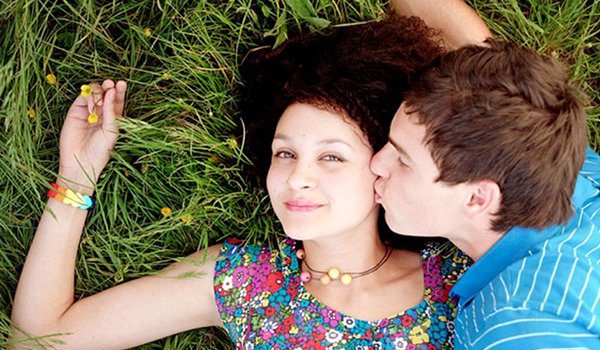 adolescents amoureux parc
