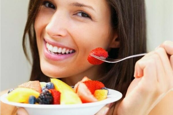 jeune femme qui mange des fruits