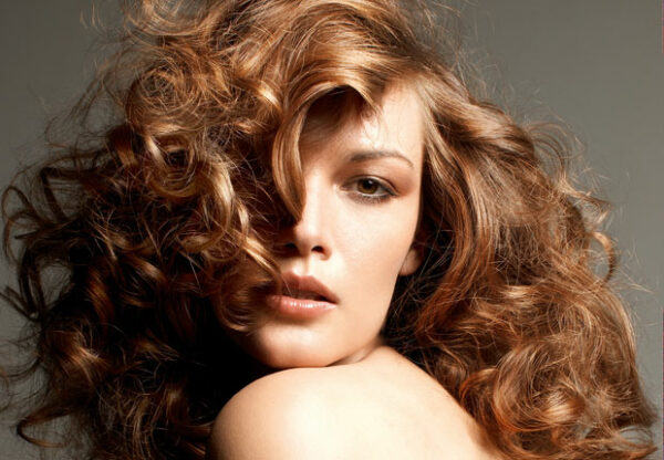 cheveux boucl&eacute;s