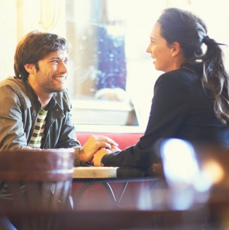 Un couple qui se regard amoureusement