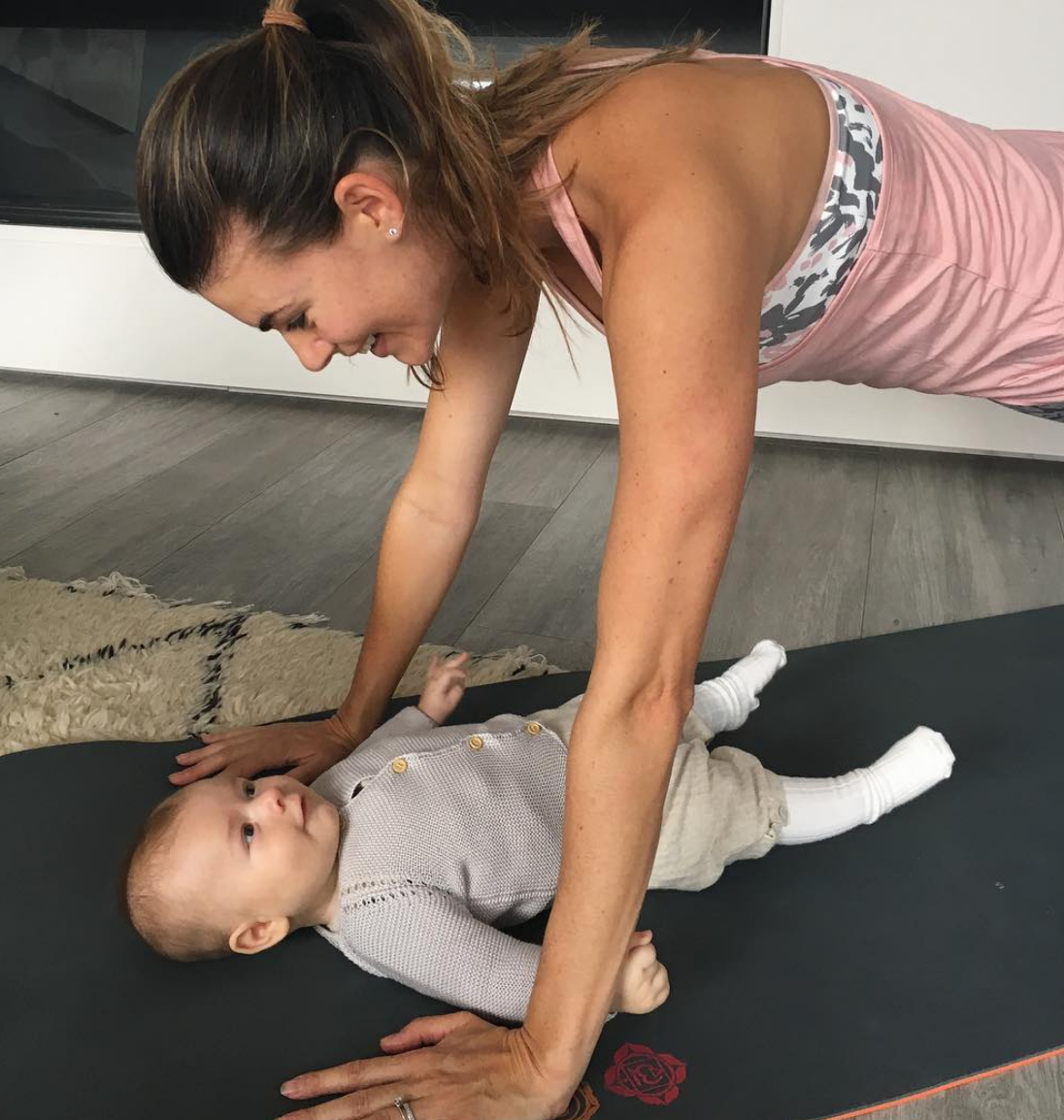 Planche avec bébé sur le tapis