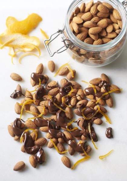 AMANDES AVEC DU CHOCOLAT NOIR ET DE L-ORANGE