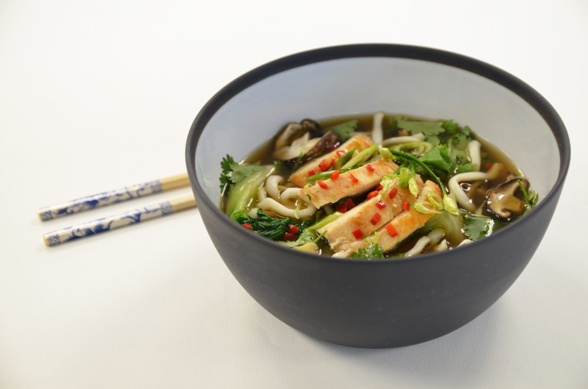 Bouillon Asiatique à la citronelle, gambas rôties, légumes sautés et nou...