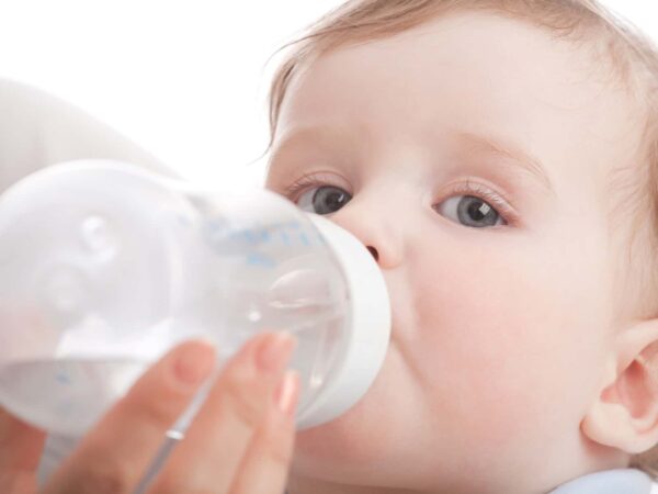 HYDRATATION DU BÉBÉ : COMMENT S’ASSURER QU’IL BOIT ASSEZ ?