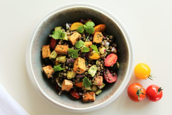 Salade de lentilles vertes-herbes et tofu fume