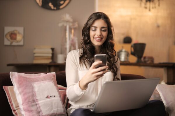 sourire-femme-telephone-ordinateur