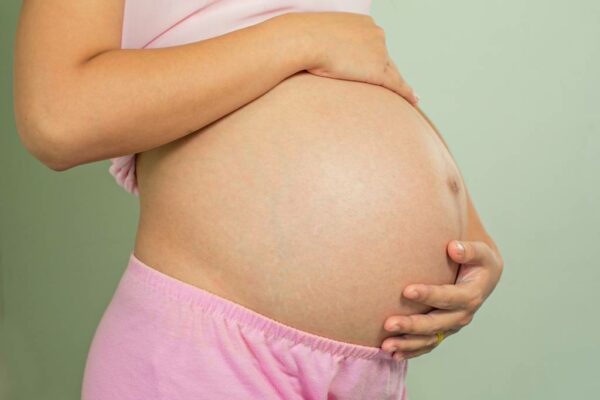 femme-enceinte-lutte-vergetures