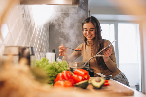 femme qui cuisine