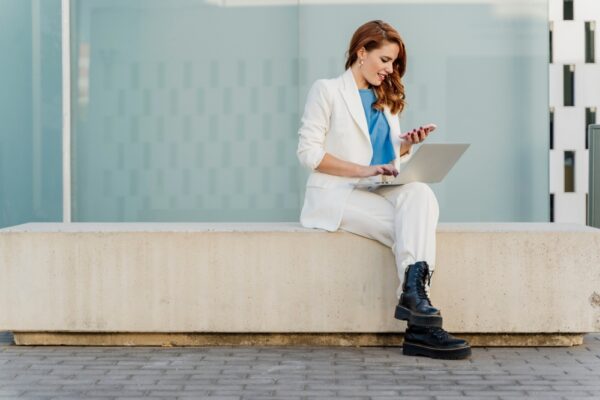 Comment porter le pantalon blanc pour femme selon sa morpho et sans faux-pas